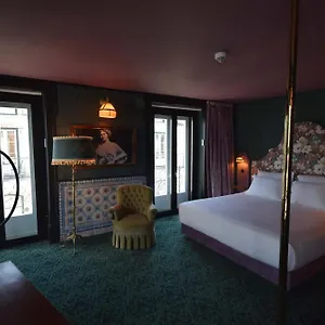 penso-amor-madams-lodge.hotels-lisbon-portugal.com/